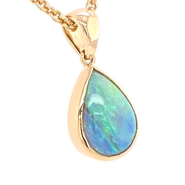 Vedhæng med en ægte solid krystal opal fra Australien indfattet i 14 karat guld.