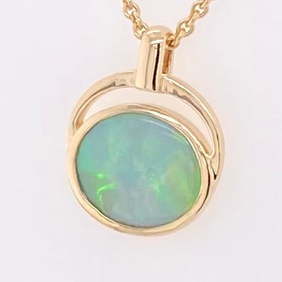 Vedhæng med en ægte solid krystal opal fra Australien indfattet i 14 karat guld. Opalen vejer 1,18 ct.