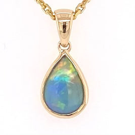 Vedhæng med en ægte solid krystal opal fra Australien indfattet i 14 karat guld.