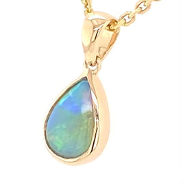 Vedhæng med en ægte solid krystal opal fra Australien indfattet i 14 karat guld.