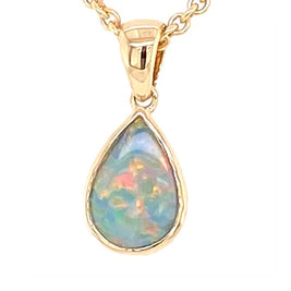 Vedhæng med en ægte solid krystal opal fra Australien indfattet i 14 karat guld.