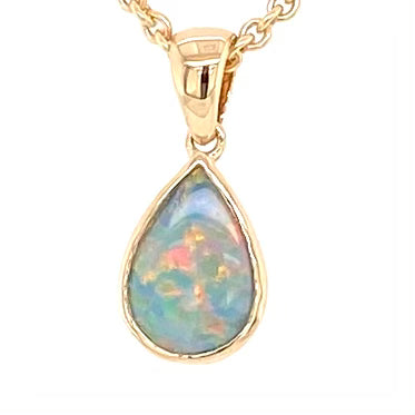 Vedhæng med en ægte solid krystal opal fra Australien indfattet i 14 karat guld.