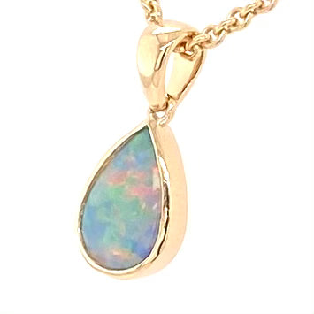 Vedhæng med en ægte solid krystal opal fra Australien indfattet i 14 karat guld.