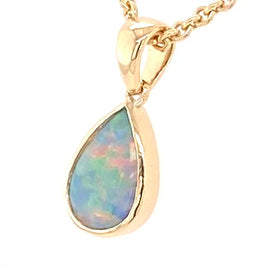 Vedhæng med en ægte solid krystal opal fra Australien indfattet i 14 karat guld.