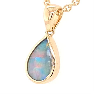 Vedhæng med en ægte solid krystal opal fra Australien indfattet i 14 karat guld.