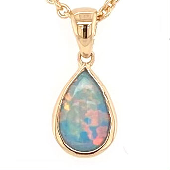 Vedhæng med en ægte solid krystal opal fra Australien indfattet i 14 karat guld.
