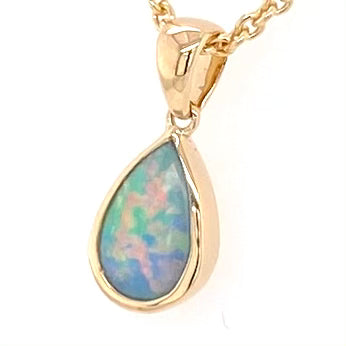 Vedhæng med en ægte solid krystal opal fra Australien indfattet i 14 karat guld.