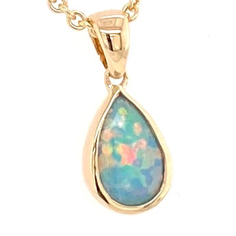 Vedhæng med en ægte solid krystal opal fra Australien indfattet i 14 karat guld.