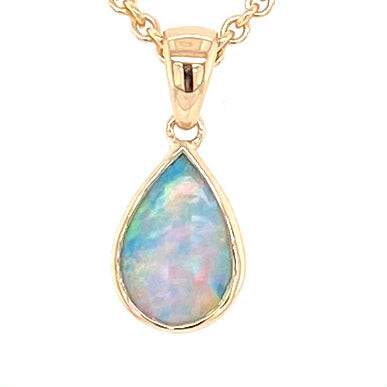 Vedhæng med en ægte solid krystal opal fra Australien indfattet i 14 karat guld.