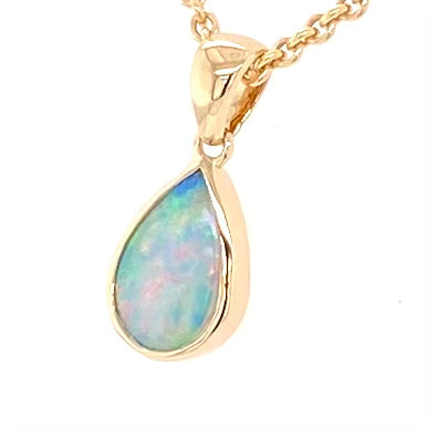 Vedhæng med en ægte solid krystal opal fra Australien indfattet i 14 karat guld.