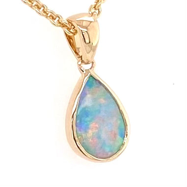 Vedhæng med en ægte solid krystal opal fra Australien indfattet i 14 karat guld.