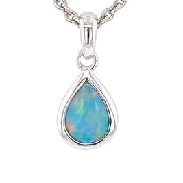 Vedhæng med en ægte solid krystal opal fra Australien indfattet i blankt sterling sølv.