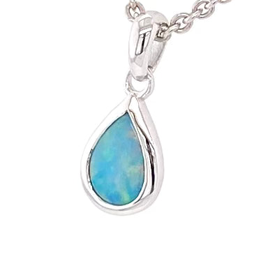 Vedhæng med en ægte solid krystal opal fra Australien indfattet i blankt sterling sølv.