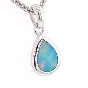 Vedhæng med en ægte solid krystal opal fra Australien indfattet i blankt sterling sølv.