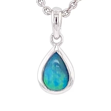 Vedhæng med en ægte solid krystal opal fra Australien indfattet i blankt sterling sølv.