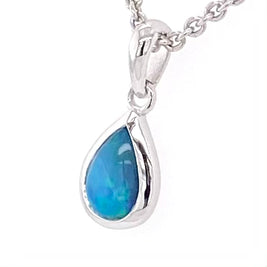 Vedhæng med en ægte solid krystal opal fra Australien indfattet i blankt sterling sølv.