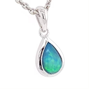 Vedhæng med en ægte solid krystal opal fra Australien indfattet i blankt sterling sølv.