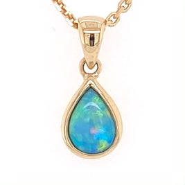 Vedhæng med en ægte solid krystal opal fra Australien indfattet i 14 karat guld.