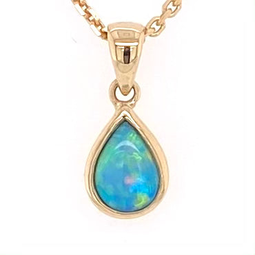 Vedhæng med en ægte solid krystal opal fra Australien indfattet i 14 karat guld.