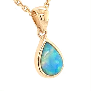 Vedhæng med en ægte solid krystal opal fra Australien indfattet i 14 karat guld.
