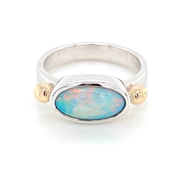 Ægte solid crystal opal fra Australien indfattet i sterling sølv med 14 karat guld detaljer.
