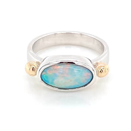 Ægte solid crystal opal fra Australien indfattet i sterling sølv med 14 karat guld detaljer.