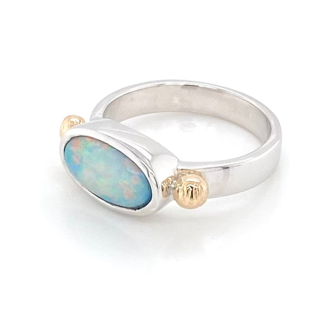 Ægte solid crystal opal fra Australien indfattet i sterling sølv med 14 karat guld detaljer.