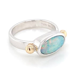Ægte solid crystal opal fra Australien indfattet i sterling sølv med 14 karat guld detaljer.