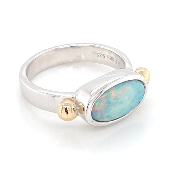 Ægte solid crystal opal fra Australien indfattet i sterling sølv med 14 karat guld detaljer.