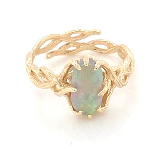 Ring med ægte solid opal fra Australien. Opalen er indfattet i rustikt 14 karat guld. Krogede rustikke grene af 14 karat guld holder opalen på plads. Opalen vejer 1,43 ct.
