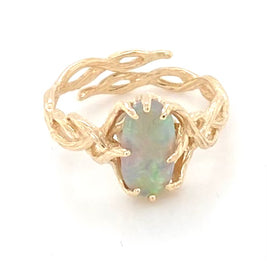 Ring med ægte solid opal fra Australien. Opalen er indfattet i rustikt 14 karat guld. Krogede rustikke grene af 14 karat guld holder opalen på plads. Opalen vejer 1,43 ct.