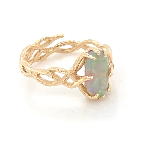 Ring med ægte solid opal fra Australien. Opalen er indfattet i rustikt 14 karat guld. Krogede rustikke grene af 14 karat guld holder opalen på plads. Opalen vejer 1,43 ct.