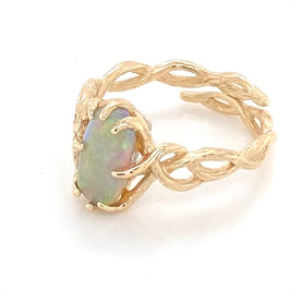 Ring med ægte solid opal fra Australien. Opalen er indfattet i rustikt 14 karat guld. Krogede rustikke grene af 14 karat guld holder opalen på plads. Opalen vejer 1,43 ct.