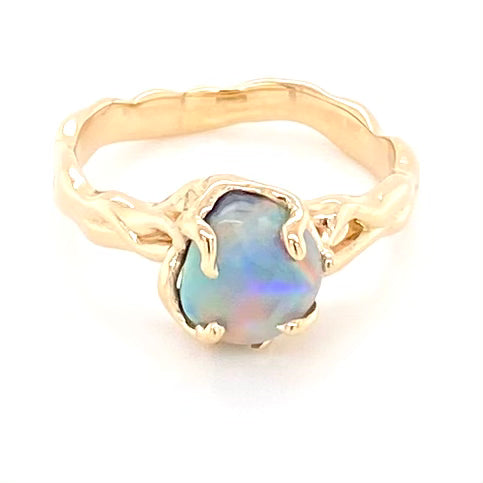 Ring med ægte solid crystal opal fra Lightning Ridge, Australien. Opalen er indfattet 14 karat guld. Krogede rustikke grene af 14 karat guld holder opalen på plads. Opalen vejer 2,05 ct.