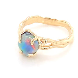 Ring med ægte solid crystal opal fra Lightning Ridge, Australien. Opalen er indfattet 14 karat guld. Krogede rustikke grene af 14 karat guld holder opalen på plads. Opalen vejer 2,05 ct.