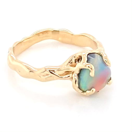 Ring med ægte solid crystal opal fra Lightning Ridge, Australien. Opalen er indfattet 14 karat guld. Krogede rustikke grene af 14 karat guld holder opalen på plads. Opalen vejer 2,05 ct.
