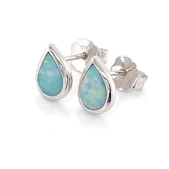Opal ørestikkerne har ægte solide Australske opaler indfattet i blankt sterling sølv.