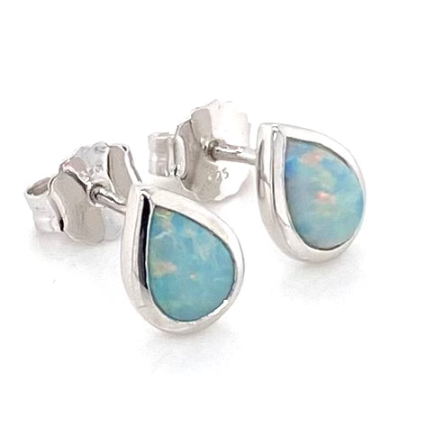 Opal ørestikkerne har ægte solide Australske opaler indfattet i blankt sterling sølv.