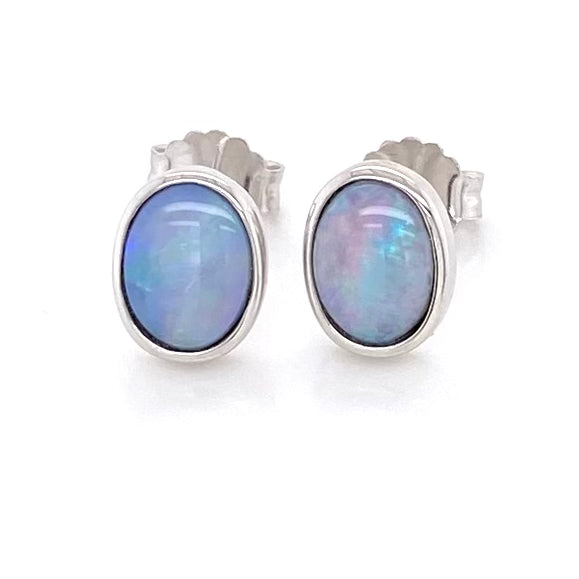Opal ørestikkerne har ægte solide Australske krystal opaler indfattet i blankt sterling sølv.