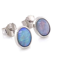 Opal ørestikkerne har ægte solide Australske krystal opaler indfattet i blankt sterling sølv.