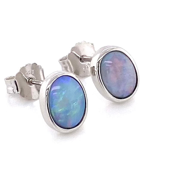 Opal ørestikkerne har ægte solide Australske krystal opaler indfattet i blankt sterling sølv.
