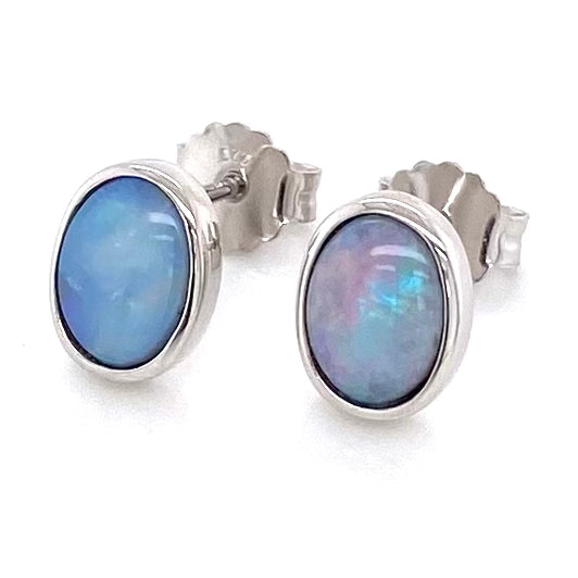 Opal ørestikkerne har ægte solide Australske krystal opaler indfattet i blankt sterling sølv.