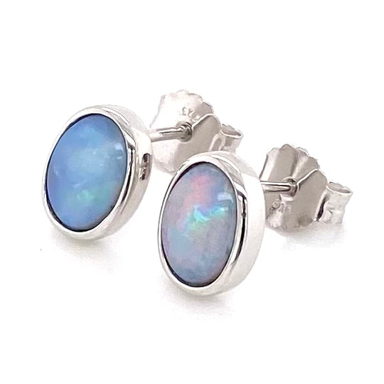 Opal ørestikkerne har ægte solide Australske krystal opaler indfattet i blankt sterling sølv.
