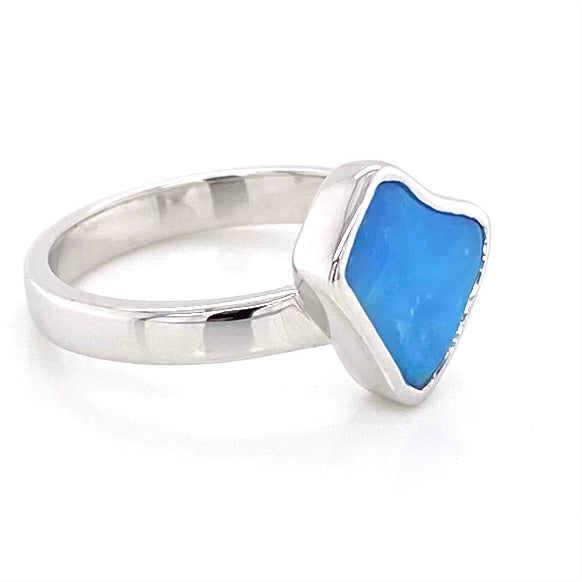 Ægte solid crystal opal fra Australien indfattet i sterling sølv.