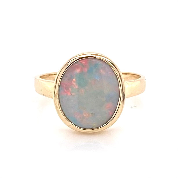 Ring med en ægte solid krystal opal fra Australien indfattet i 14 karat guld.