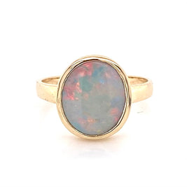 Ring med en ægte solid krystal opal fra Australien indfattet i 14 karat guld.