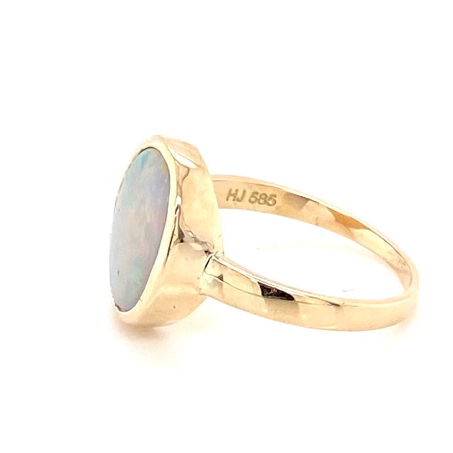 Ring med en ægte solid krystal opal fra Australien indfattet i 14 karat guld.