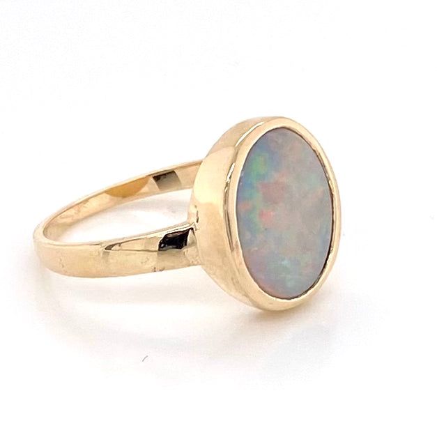 Ring med en ægte solid krystal opal fra Australien indfattet i 14 karat guld.
