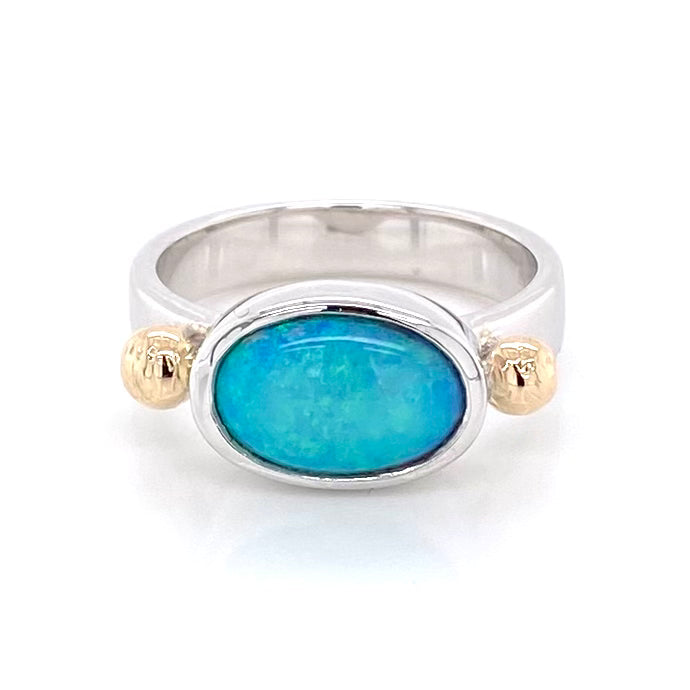 Ægte solid crystal opal fra Australien indfattet i sterling sølv med 14 karat guld detaljer.