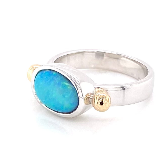 Ægte solid crystal opal fra Australien indfattet i sterling sølv med 14 karat guld detaljer.